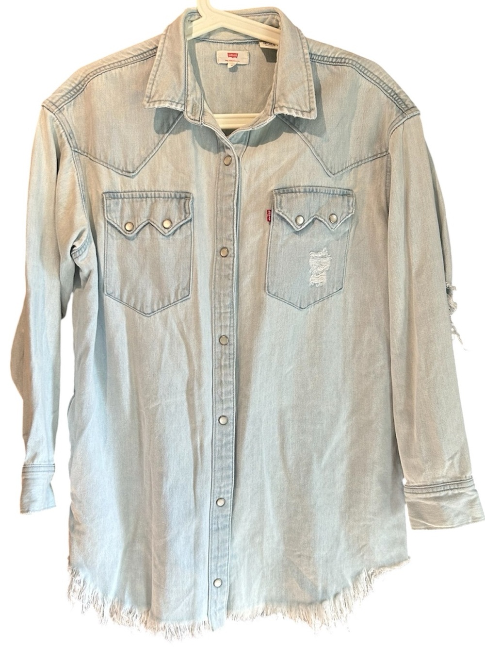 WOMEN'S RED TAB DISTRESSED WESTERN LEVI'S SNAP FRONT SHIRT S